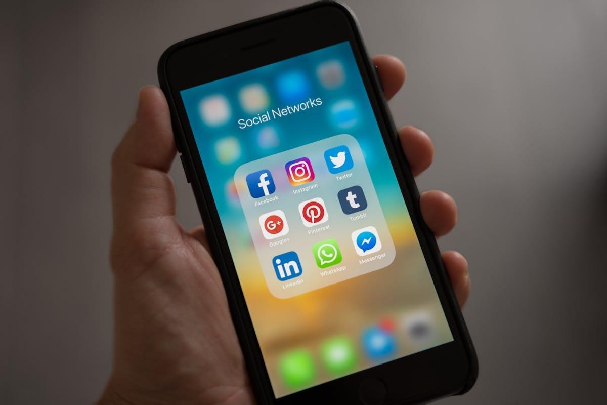 Personne découvrant une application sur smartphone