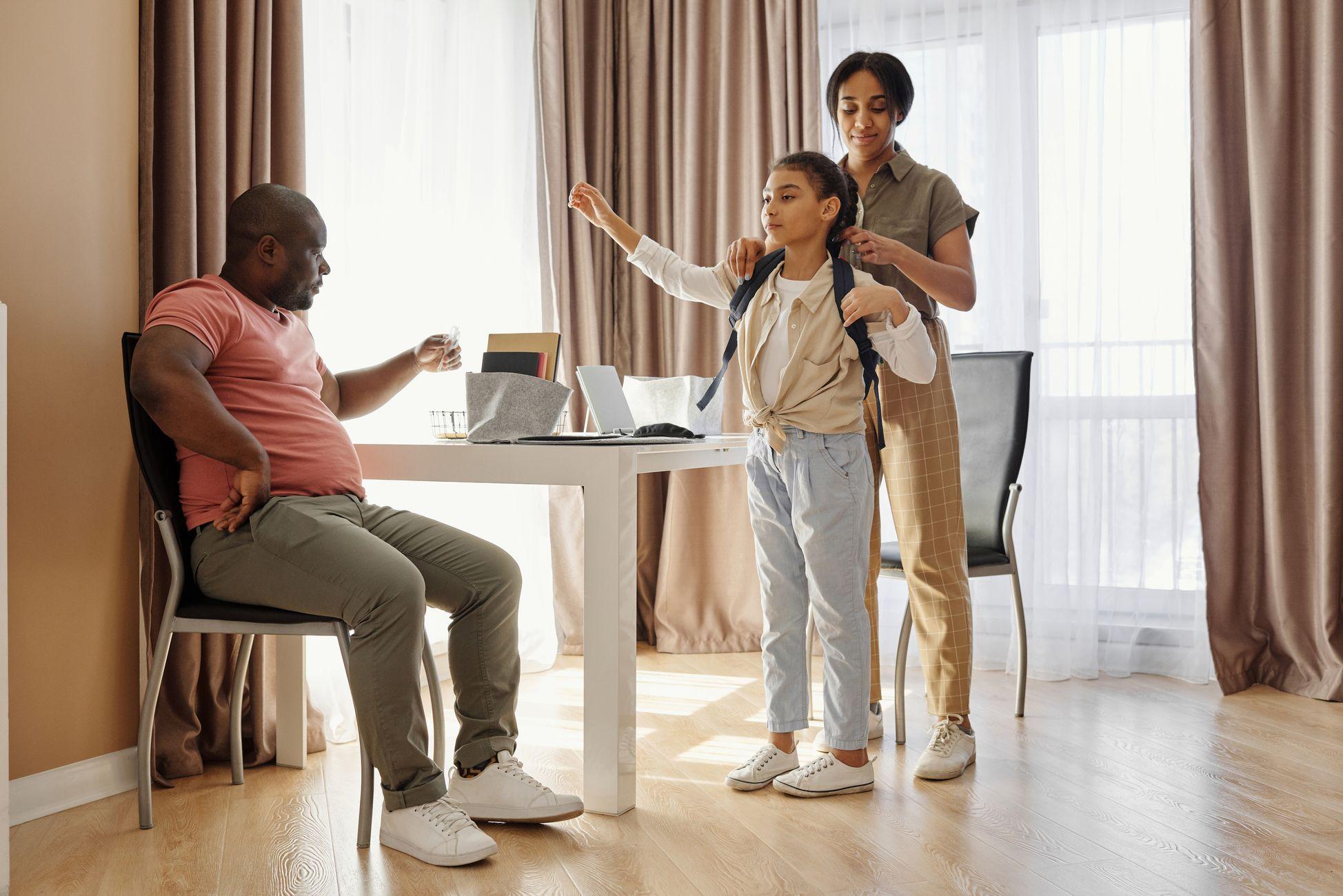 Famille préparant le cartable pour la rentrée scolaire
