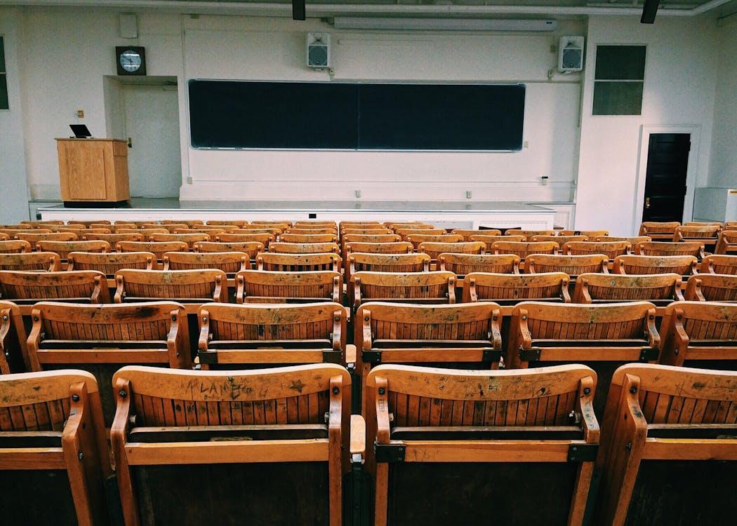 Hall d établissement scolaire accueillant des visiteurs