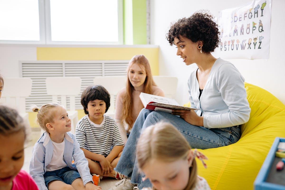 Enfant utilisant une tablette numérique en toute sécurité