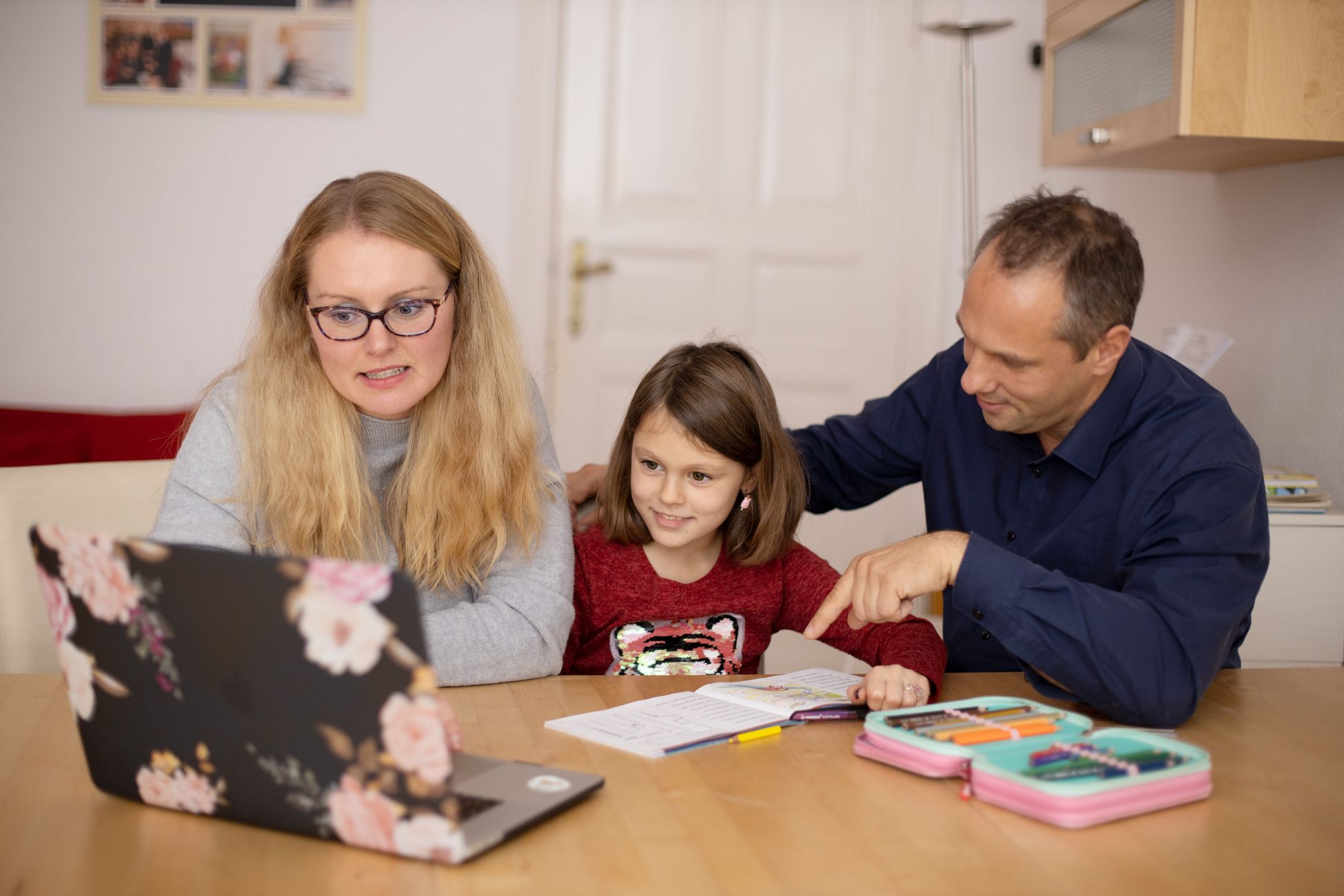 Parents aidant leur enfant dans ses activités scolaires numériques