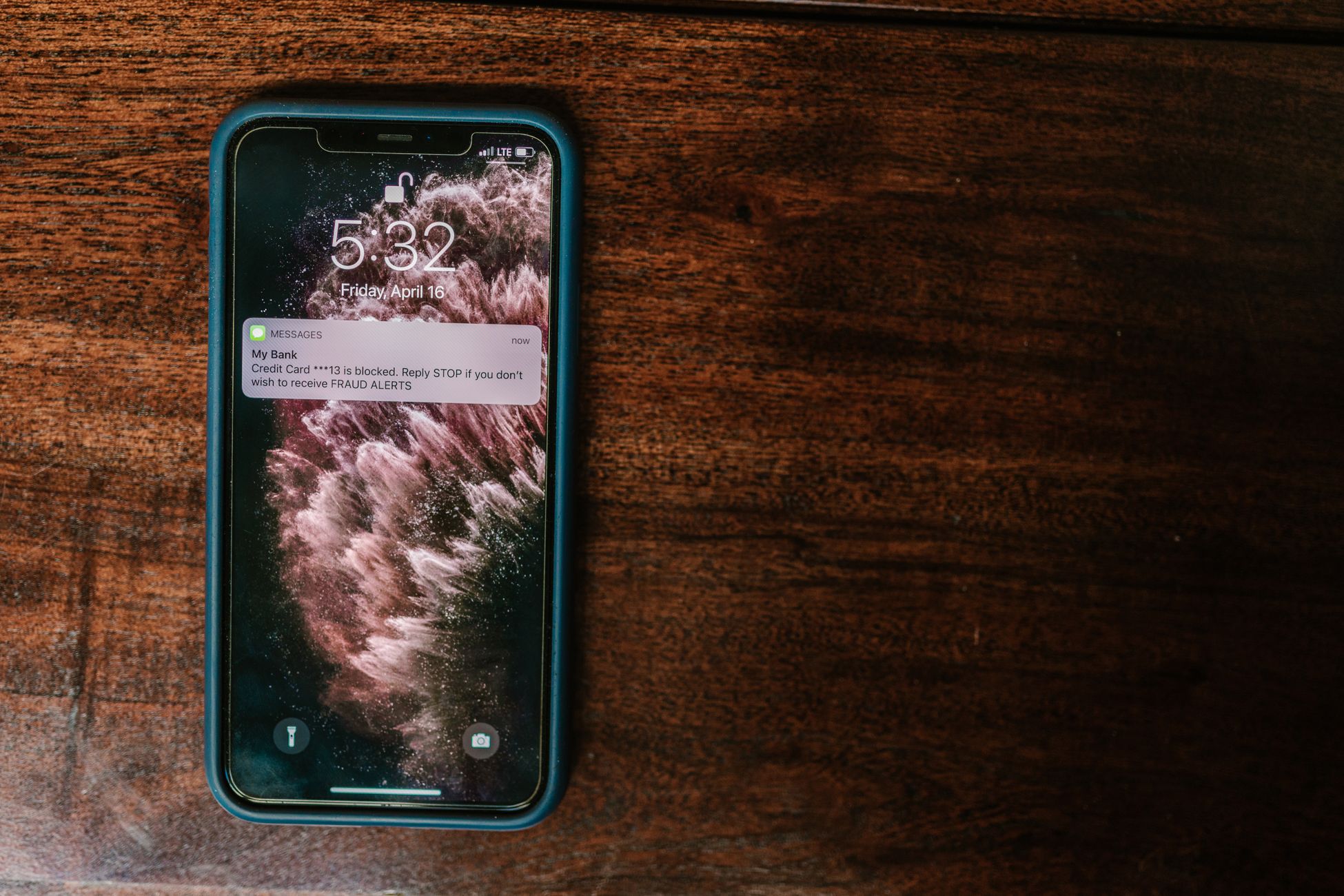 Smartphone affichant des notifications en temps réel sur une table en bois