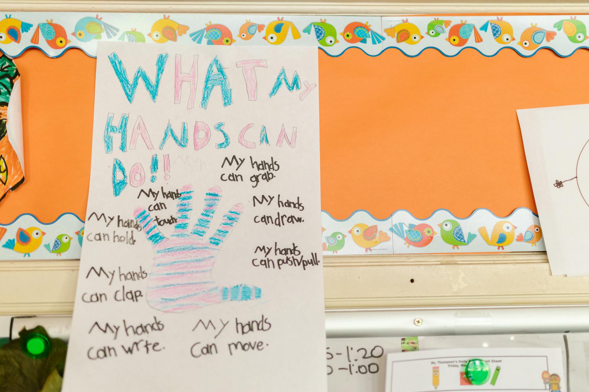 Élèves travaillant ensemble sur la rédaction de leur journal de classe